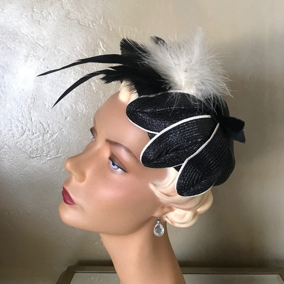 LOVELY 1950s\' BLACK STRAW TOQUE WITH WHITE EDGED \